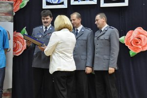 Policjanci odbierają nagrodę