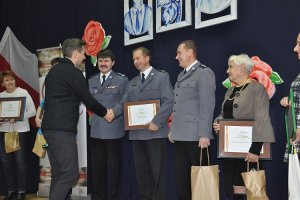 Policjanci odbierają gratulacje