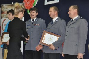 Policjanci odbierają gratulacje