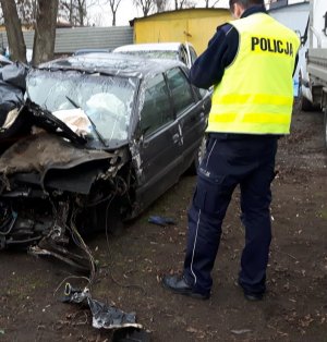 Policjant i rozbity samochód