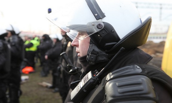 Policjant w wejściu do wagonu