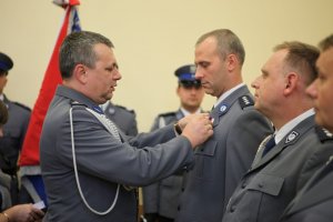 Komendant odznacza policjanta