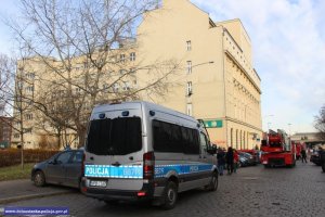 Pojazd policyjny przed przychodnią