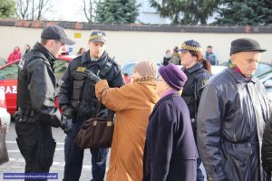 Policjanci pomagają