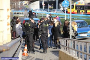 Policjanci pomagają