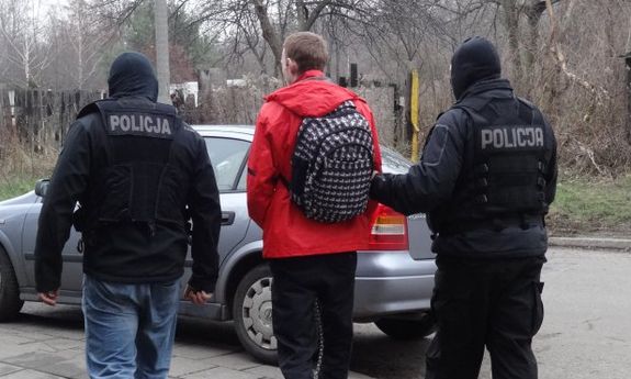 Zatrzymany prowadzony przez policjantów