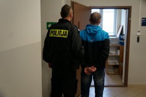 Zatrzymany prowadzony przez policjanta