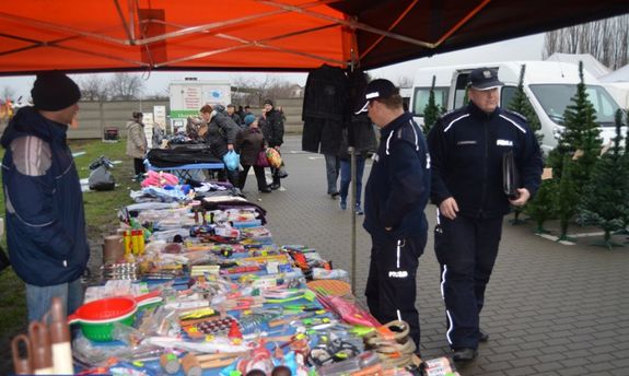 Policjanci kontrolujący stoiska z fajerwerkami