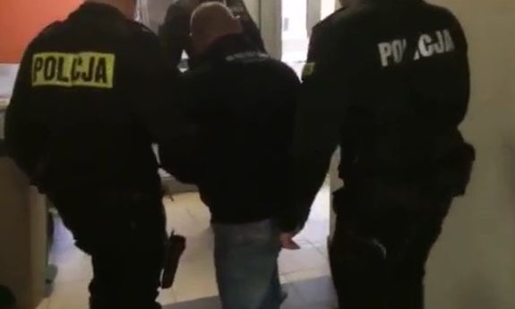 Zatrzymany prowadzony przez policjantów