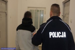 Zatrzymany prowadzony przez policjanta