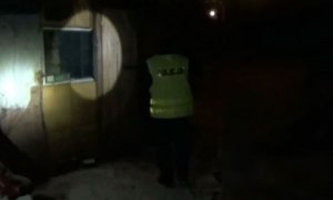 Policjanci sprawdzają pustostany