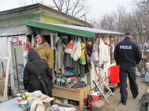 Policjanci z pracownikiem socjalnym pomagali bezdomnym