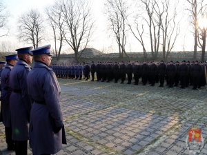 Uroczyste ślubowanie policjantów w Muzeum Katyńskim