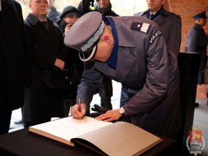 Uroczyste ślubowanie policjantów w Muzeum Katyńskim