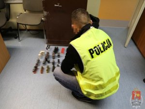 Policjant zabezpiecza nielegalne substancje