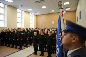 Poczet sztandarowy i nowi policjanci