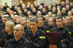 Ćwierć tysiąca nowo przyjętych do słuzby policjantów rozpoczyna szkolenie zawodowe podstawowe w słupskiej Szkole Polcji. #2