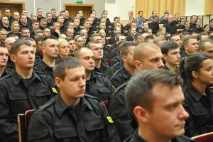 Ćwierć tysiąca nowo przyjętych do słuzby policjantów rozpoczyna szkolenie zawodowe podstawowe w słupskiej Szkole Polcji. #4
