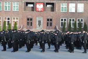 Ćwierć tysiąca nowo przyjętych do słuzby policjantów rozpoczyna szkolenie zawodowe podstawowe w słupskiej Szkole Polcji.