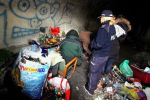 Policjanci pomagają bezdomnym