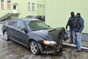 Policjanci przy rozbitym samochodzie