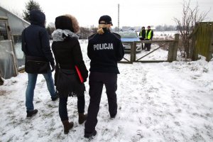 Policjanci wciąż pomagają bezdomnym