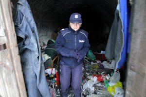 Policjanci wciąż pomagają bezdomnym