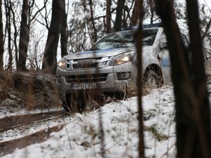 Samochód terenowy podczas zjazdu