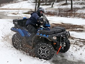 Policjant podczas szkolenia na quadzie