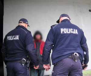 Policjanci i uratowany bezdomny