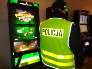 Policjanci kontrolują automaty