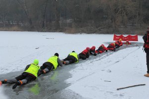 Policyjne ćwiczenia z ratownictwa na zamarzniętym jeziorze