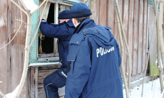 Policjanci sprawdzają pustostan