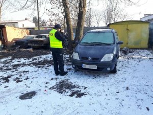 Policjanci sprawdzają samochód należący do podejrzanego