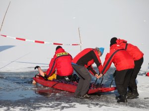 Ratowanie tonącego w lodowatej wodzie człowieka