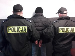 Policjanci z zatrzymanym