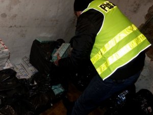 Policjant z zabezpieczonymi papierosami