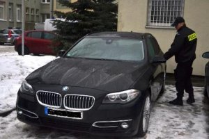 Policjant otwiera zabezpieczone bmw