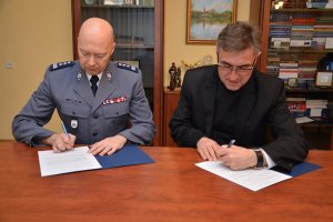 Komendant-Rektor WSpol oraz Rektor UKSW składają podpisy pod treścią porozumienia