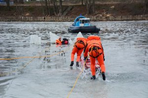 Ćwiczenia służb ratunkowych na lodzie