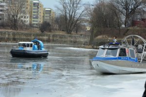 Ćwiczenia służb ratunkowych na lodzie