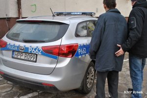 Zatrzymany prowadzony przez policjanta