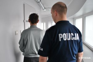 Zatrzymany prowadzony przez policjanta