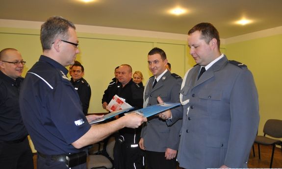 Policjanci nagrodzeni za uratowanie życia