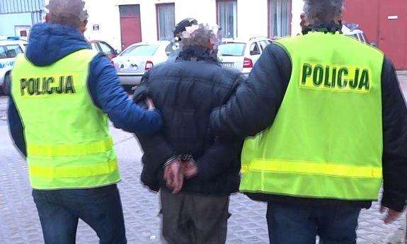 Zatrzymany prowadzony przez policjantów