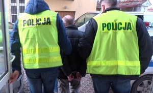 Zatrzymany prowadzony przez policjantów