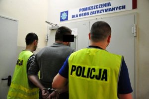 Zatrzymany prowadzony przez policjantów