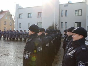 Policjanci podczas uroczystego otwarcia komendy