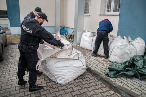 policjanci zabezpieczają przedmioty