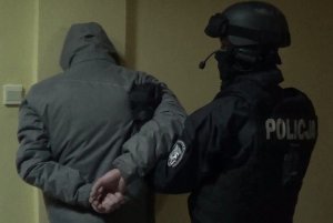 Zatrzymany prowadzony przez policjanta